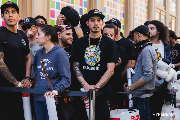 ニューヨーク KAWS x Peanuts x Uniqlo 店頭サイン会風景